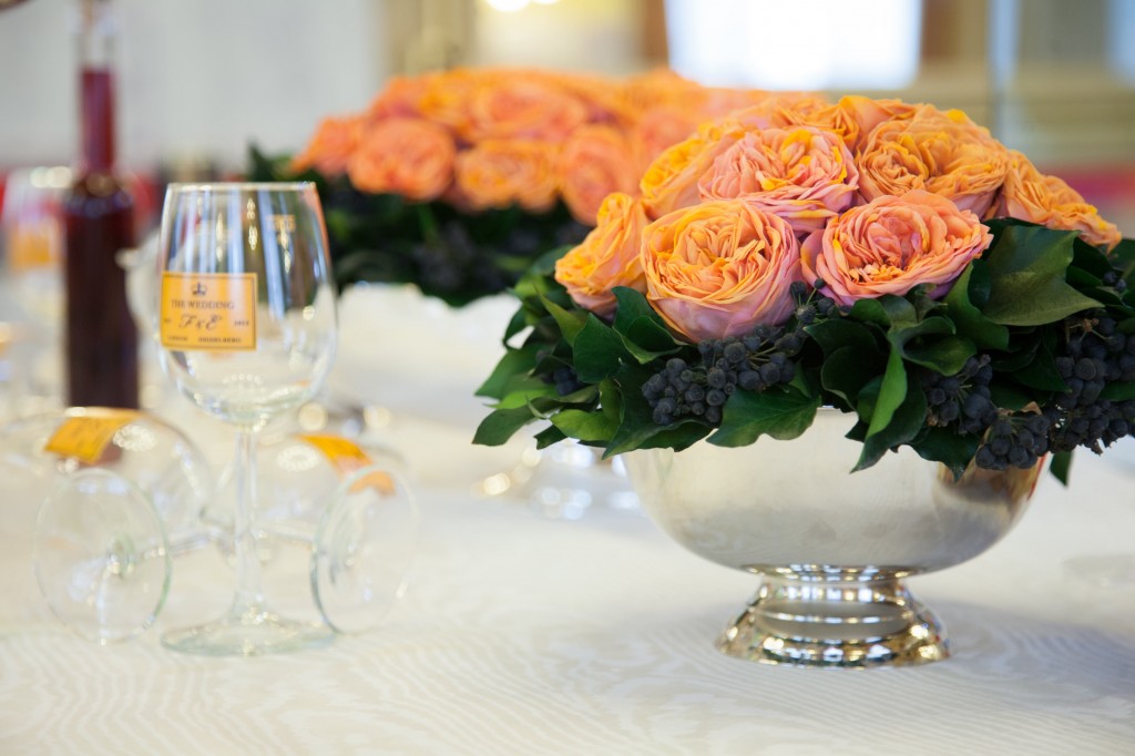 Blumengesteck mit konservierten Rosen in orange