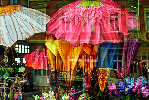 Dekoration mit Blumen Regenschirmen Copyright Heiner Pflug