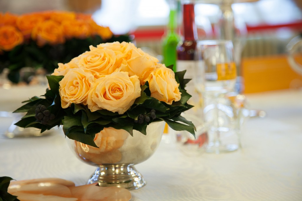 Blumengesteck mit konservierten Rosen und Silberschale