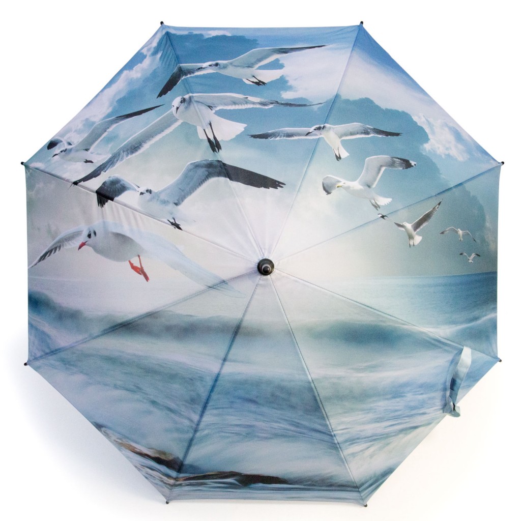 Regenschirm bedruckt mit fligenden Möven, Himmel und Meer